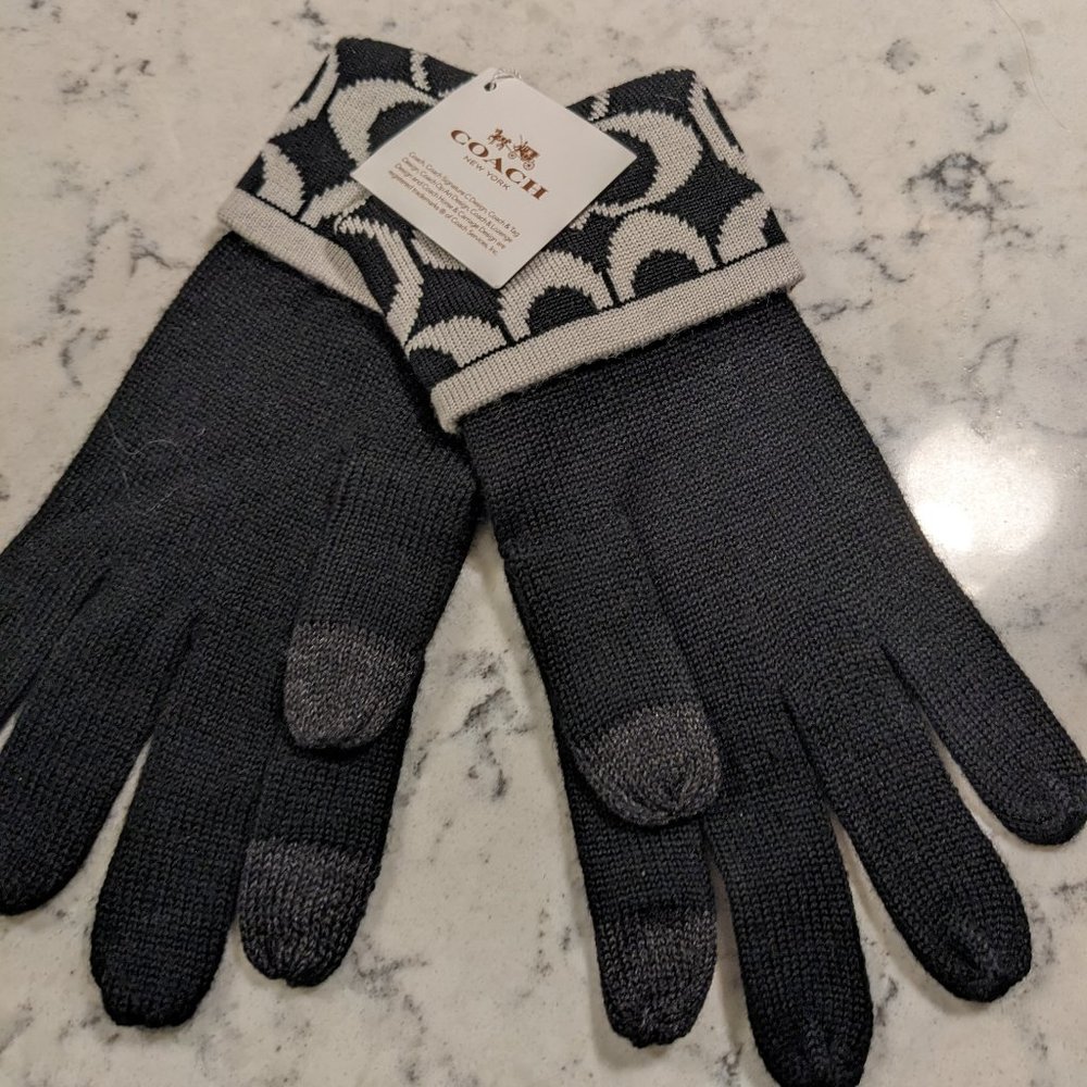 New Coach New York Logo Tech Knit Gloves - Black & White Logo